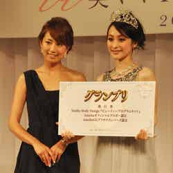 第1回「美ママAWARD」でグランプリを獲得した仲井ひとみさん（右）、東原亜希