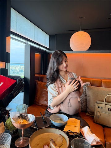 「寝顔パパですね」サッカー堂安律の妻、眠る愛息を"なでなで"「ママも赤ちゃんも可愛い」