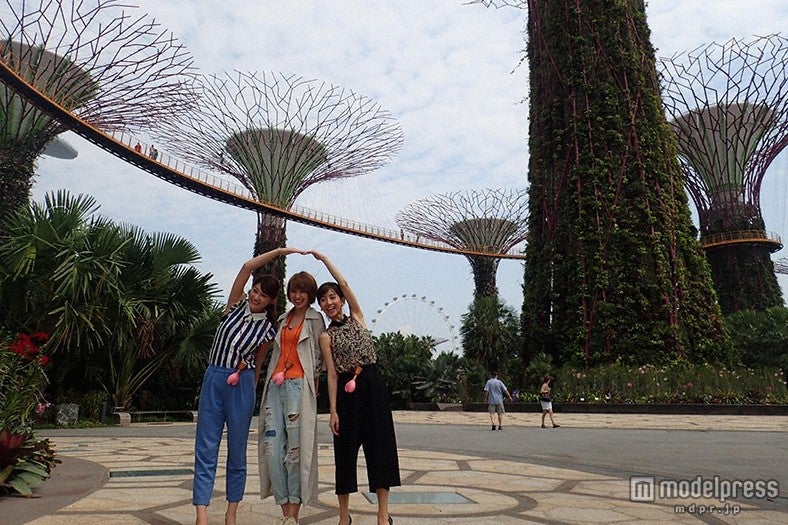 近未来的な植物園「ガーデンズ・バイ・ザ・ベイ」を訪問（左から）原幹恵、南明奈、田中みな実／画像提供：TBS