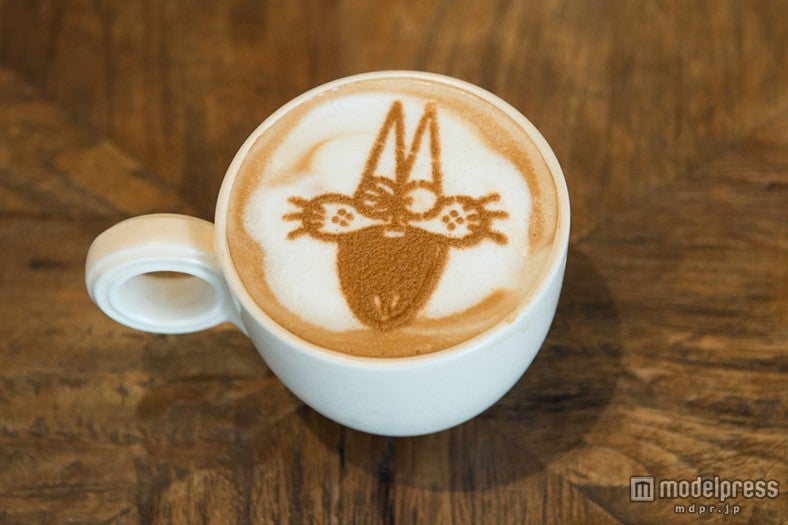 ミルクフォームの上にはニャロメをのせた「カプチーノ（シナモンフレーバー）」￥700