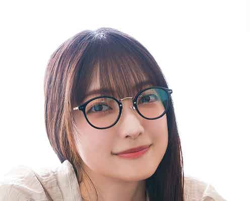 櫻坂46大園玲、胸元のぞくオーバーシャツ&メガネ姿でリラックス 1st写真集「半分光、半分影」新規カット解禁