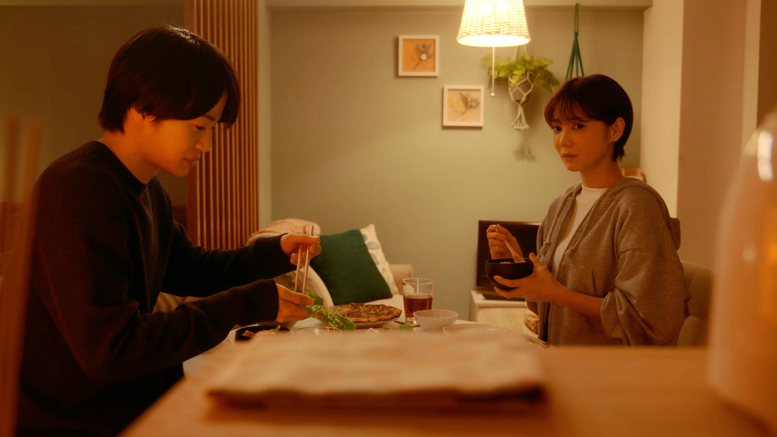 ＜隣の男はよく食べる 第10話＞⿇紀、上司宅に一泊 蒼太への告白に悩む