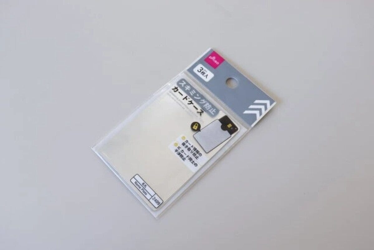 スキミング防止カードケースのパッケージが白いテーブルに置かれている状態