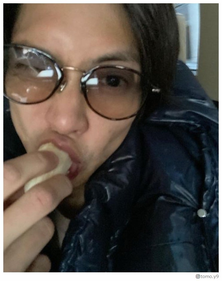 山下智久、バスローブ姿のオフショット公開「ギャップすごい」「色気ダダ漏れ」と反響