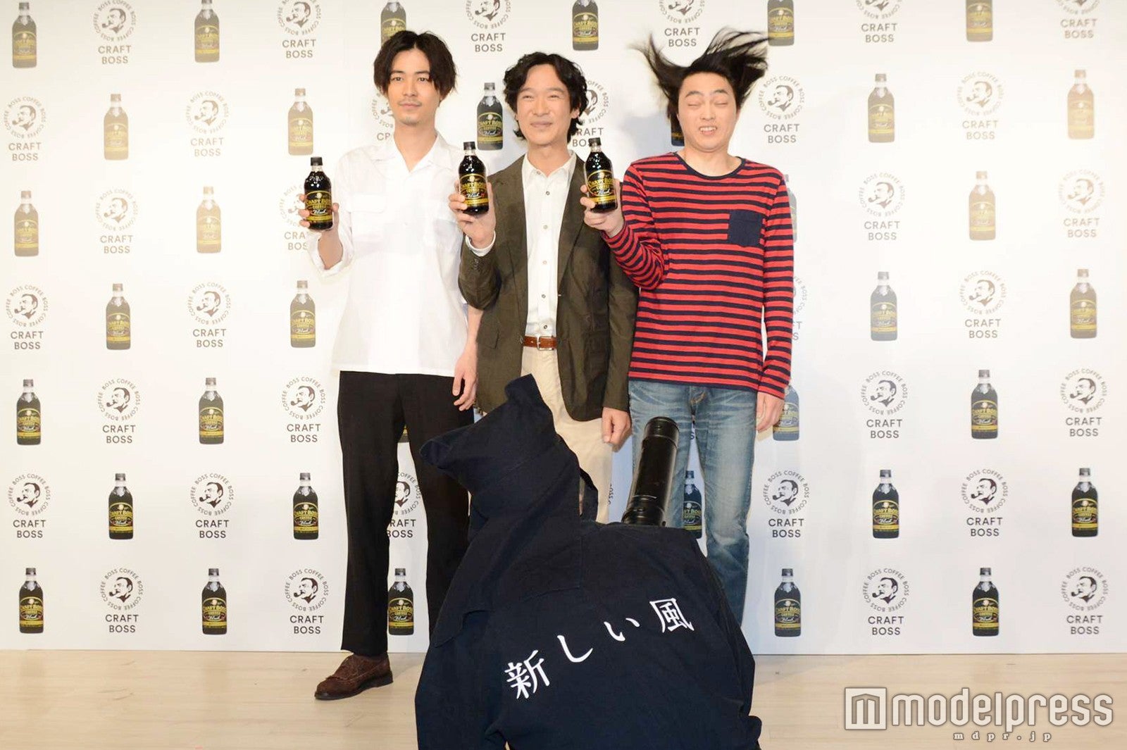 CMテーマにちなみ、小澤慎一朗（右端）が爆風を浴びる／左から：成田凌、堺雅人、 （C）モデルプレス