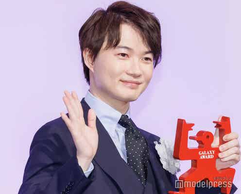 神木隆之介「らんまん」浜辺美波との沈黙シーン回顧「個人賞」受賞トロフィーと「一緒に寝たいと思います」【第61回ギャラクシー賞】
