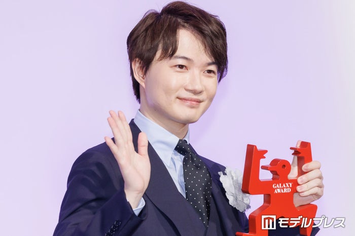 神木隆之介「らんまん」浜辺美波との沈黙シーン回顧「個人賞」受賞トロフィーと「一緒に寝たいと思います」【第61回ギャラクシー賞】