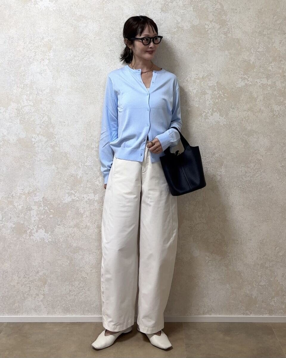 ユニクロUVカットクルーネックカーディガン　ホワイトパンツコーデ