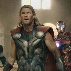 （左から）ハルク（マーク・ラファロ）、キャプテン・アメリカ（クリス・エヴァンス）、ソー（クリス・ヘムズワース）、アイアンマン（ロバート・ダウニー・Jr）、ブラック・ウィドウ（スカーレット・ヨハンソン）、ホークアイ（ジェレミー・レナー）（C）Marvel 2015