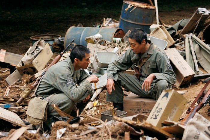 山田裕貴、堤真一(C)2025「木の上の軍隊」製作委員会