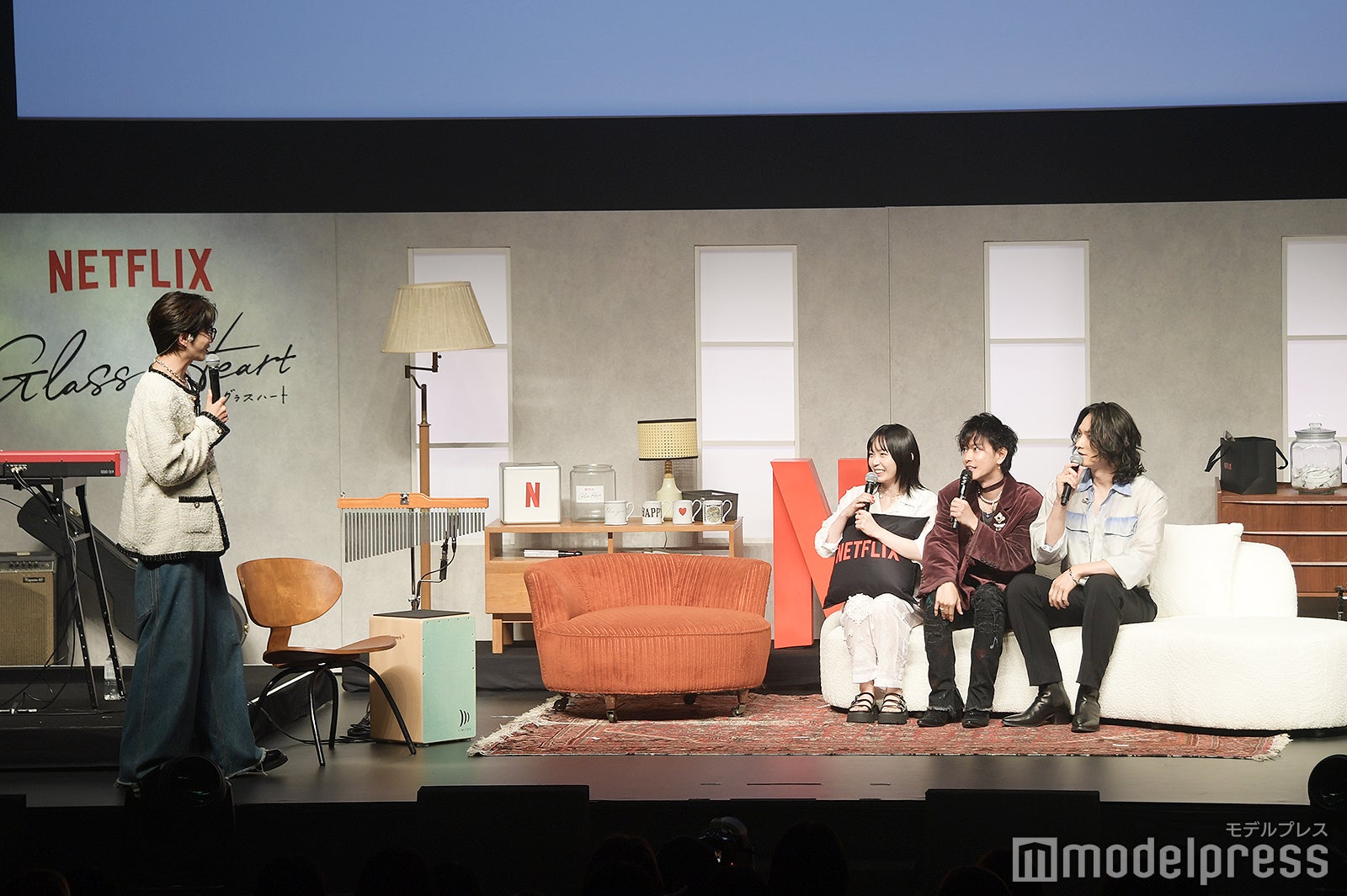 くっついて座る宮崎優・佐藤健・町田啓太を見ている志尊淳（C）モデルプレス