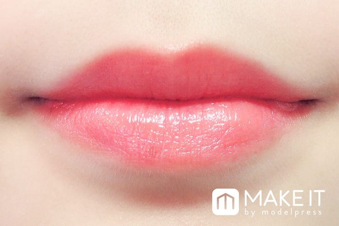 【キャンメイク】「ステイオンバームルージュ」“02スマイリーガーベラ”使用 (C)メイクイット