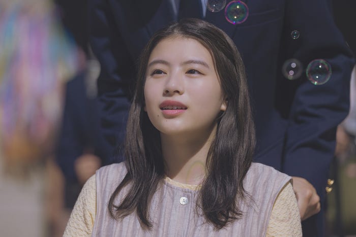 出口夏希「余命一年の僕が、余命半年の君と出会った話。」(C)Netflix