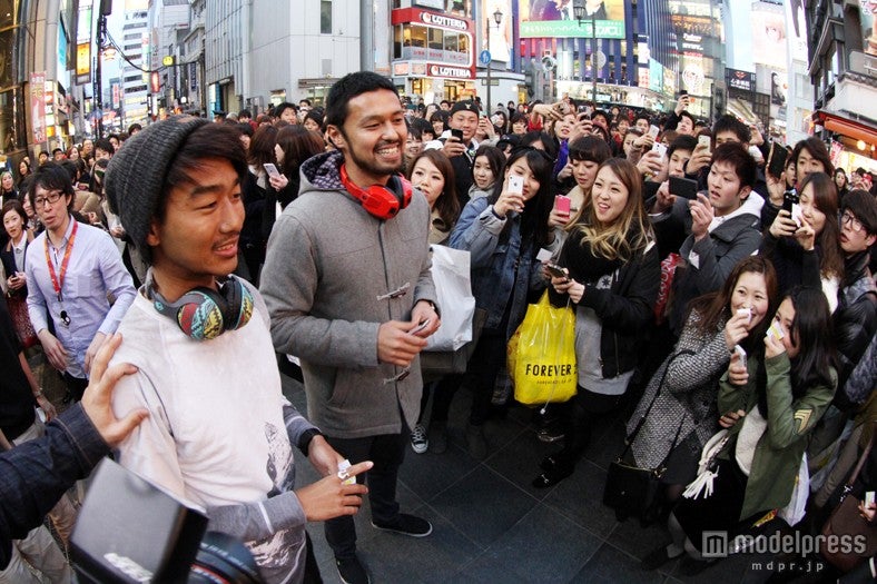 「テラスハウス」メンバー登場で街中騒然　歌声も披露