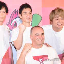 （前列）ドゥエーン・ケール氏（後列左から）稲垣吾郎、草なぎ剛、香取慎吾 （C）モデルプレス