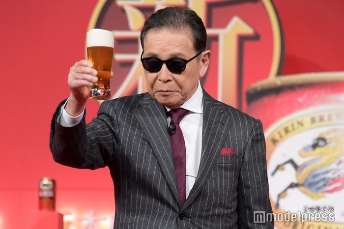 グラスを掲げるタモリ(C)モデルプレス