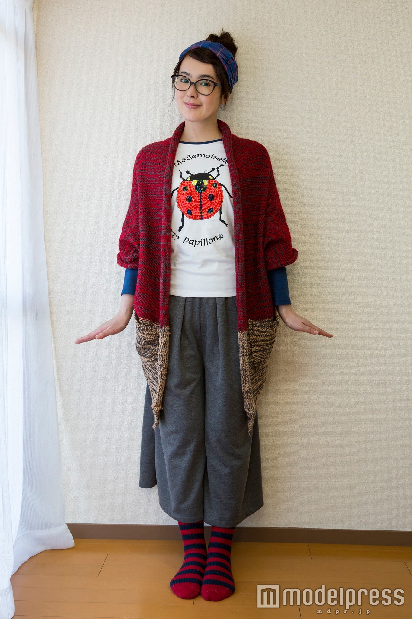 ヘアバンド×お団子も可愛い（C）峰なゆか／ドラマ「女くどき飯 Season2」製作委員会・MBS