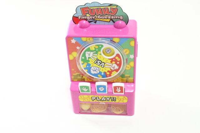 ダイソーのじゃんけんゲーム機は懐かしのアーケードゲームを彷彿とさせるデザイン