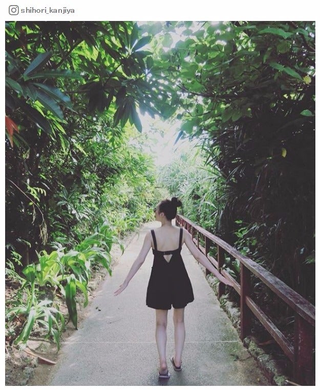 貫地谷しほり、大胆露出のバックショットに反響「色白が際立ってる」「びっくり」