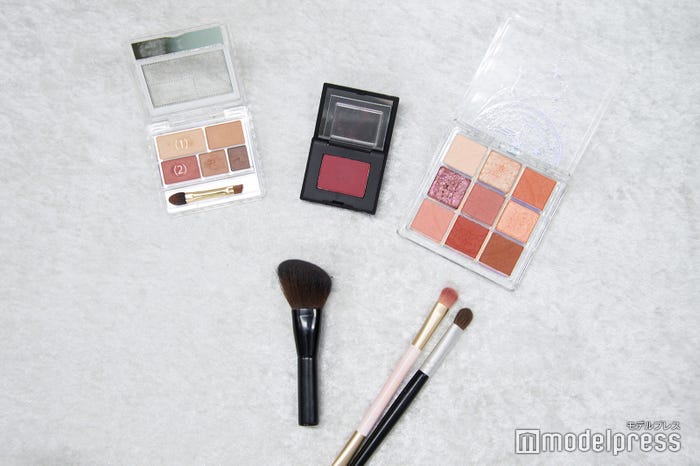 (左上から)キャンメイク/パーフェクトマルチアイズ、NARS/シングルアイシャドー、ZEESEA/ドリームランドアイシャドウ、ロージーローザ ブラシ、too cool for school ブラシ(C)モデルプレス