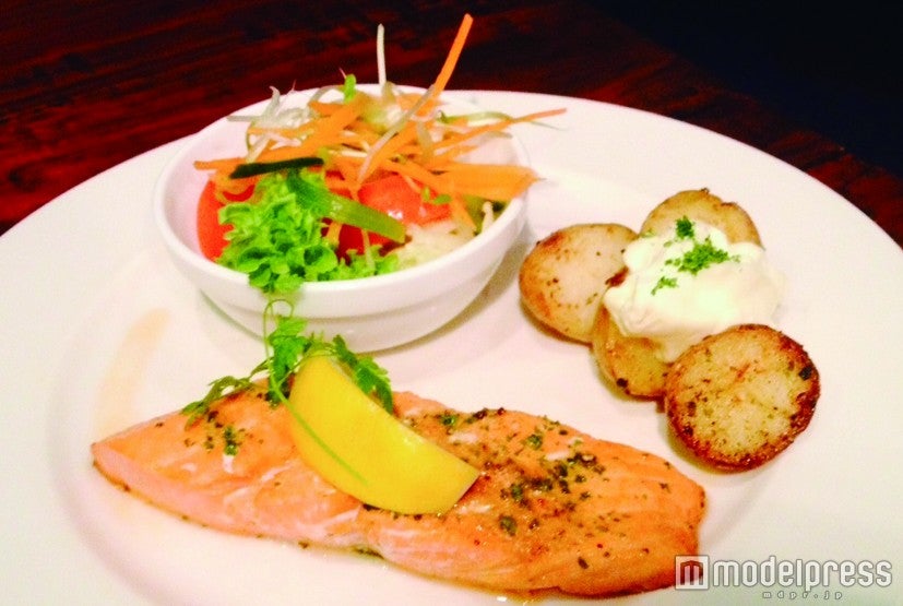 とろけるような味わいのトロサーモン（イメージ）／画像提供：JTBワールドバケーションズ