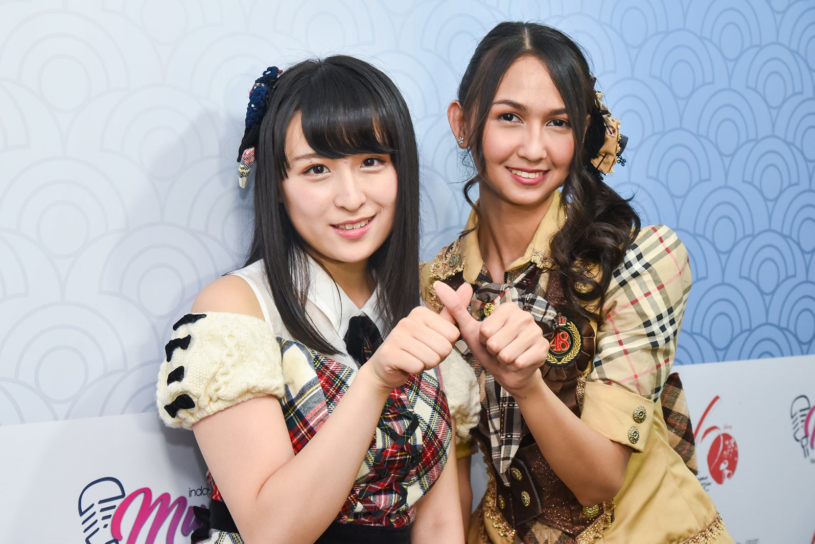 （左から）AKB48川本紗矢、JKT48ステファニー・プリシラ・インダルト・プトゥリ（C）AKS／（C）JKT48 Project