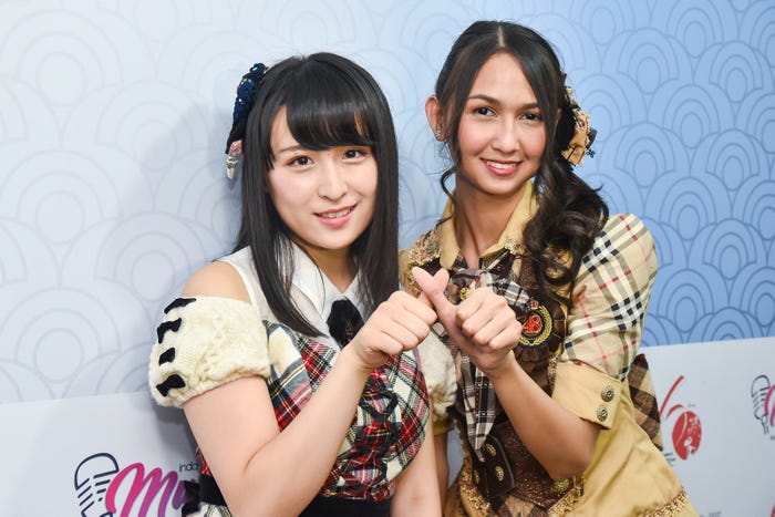 (左から)AKB48川本紗矢、JKT48ステファニー・プリシラ・インダルト・プトゥリ(C)AKS/(C)JKT48 Project