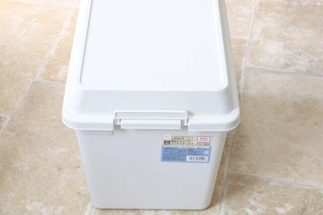 ダイソーのアウトドアコンテナボックス（14L）のパッケージ
