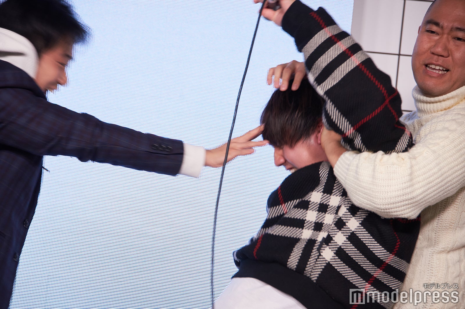 デコピンを受ける西野 （C）モデルプレス