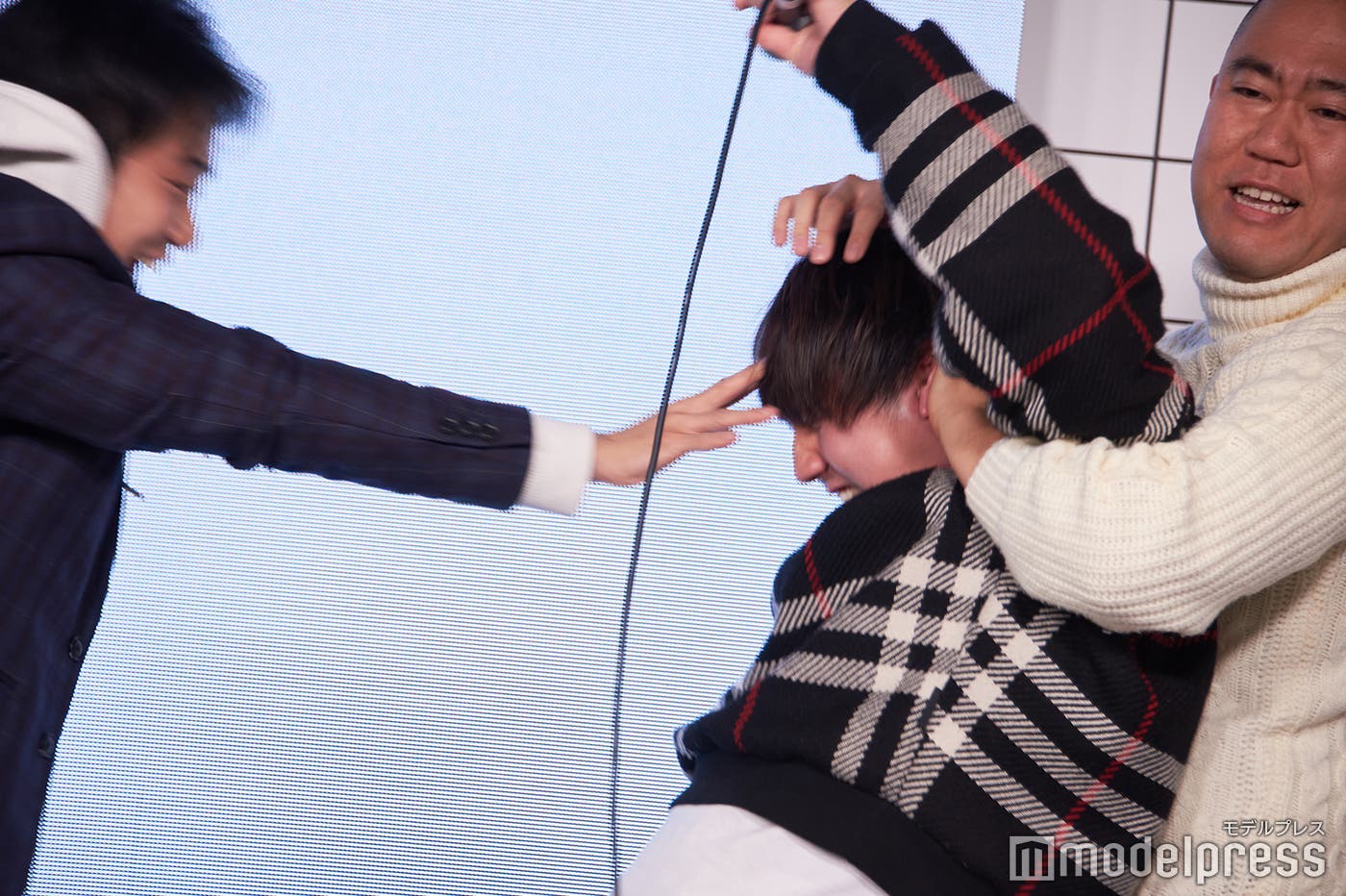 デコピンを受ける西野 (C)モデルプレス