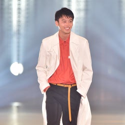 竹内涼真のサプライズ登場に会場熱狂「シークレットなんておこがましい!」 白トレンチで「関コレ」降臨<関コレ2016A/W>