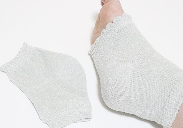 おうちケアシェニールオープントゥソックス（かかとジェル）　着用