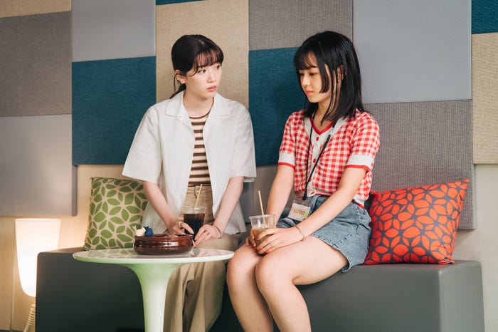 永野芽郁、武山瑠香 (C)TBS