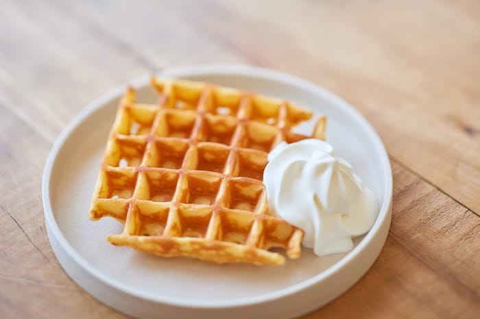 アメリカンワッフル¥250/ホイップクリーム(+30円/税抜き)カスタムも可能/画像提供:スターバックス コーヒー ジャパン