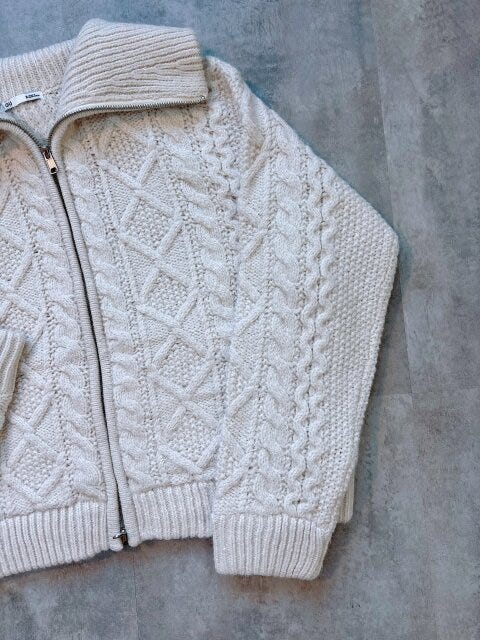 GUケーブルニットブルゾン　ナチュラルの生地感