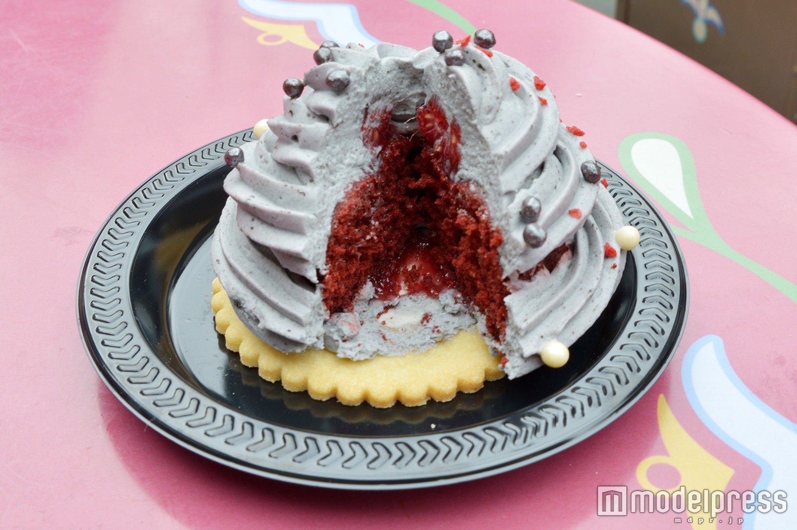 中は真っ赤／（C）モデルプレス