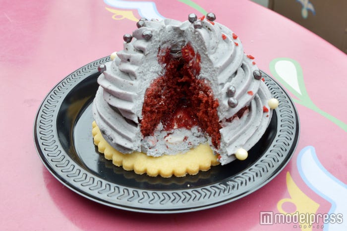 中は真っ赤/(C)モデルプレス