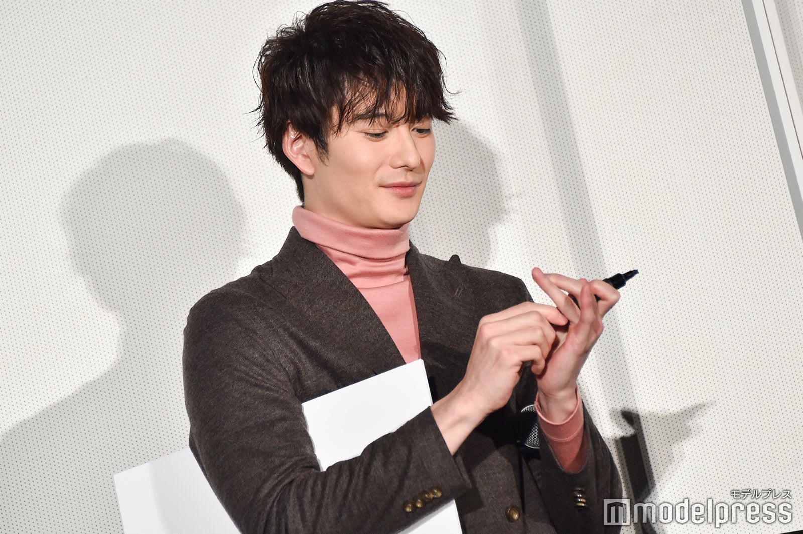 やっとペンのキャップを開けられた岡田将生 （C）モデルプレス