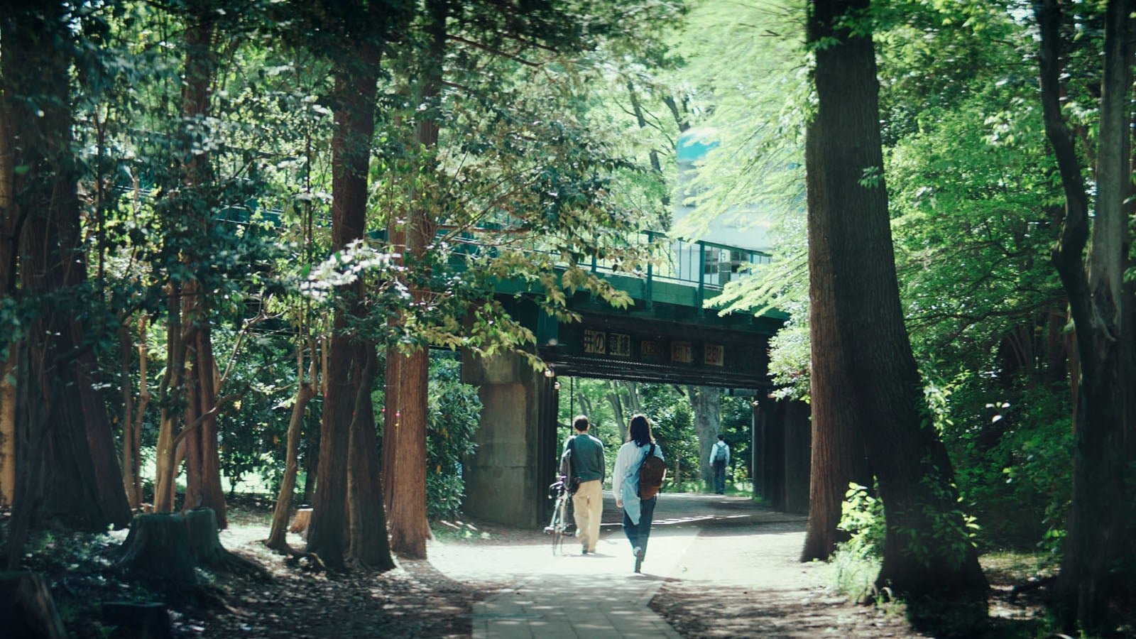 「爽健美茶 私を、前へ。」篇より（提供写真）