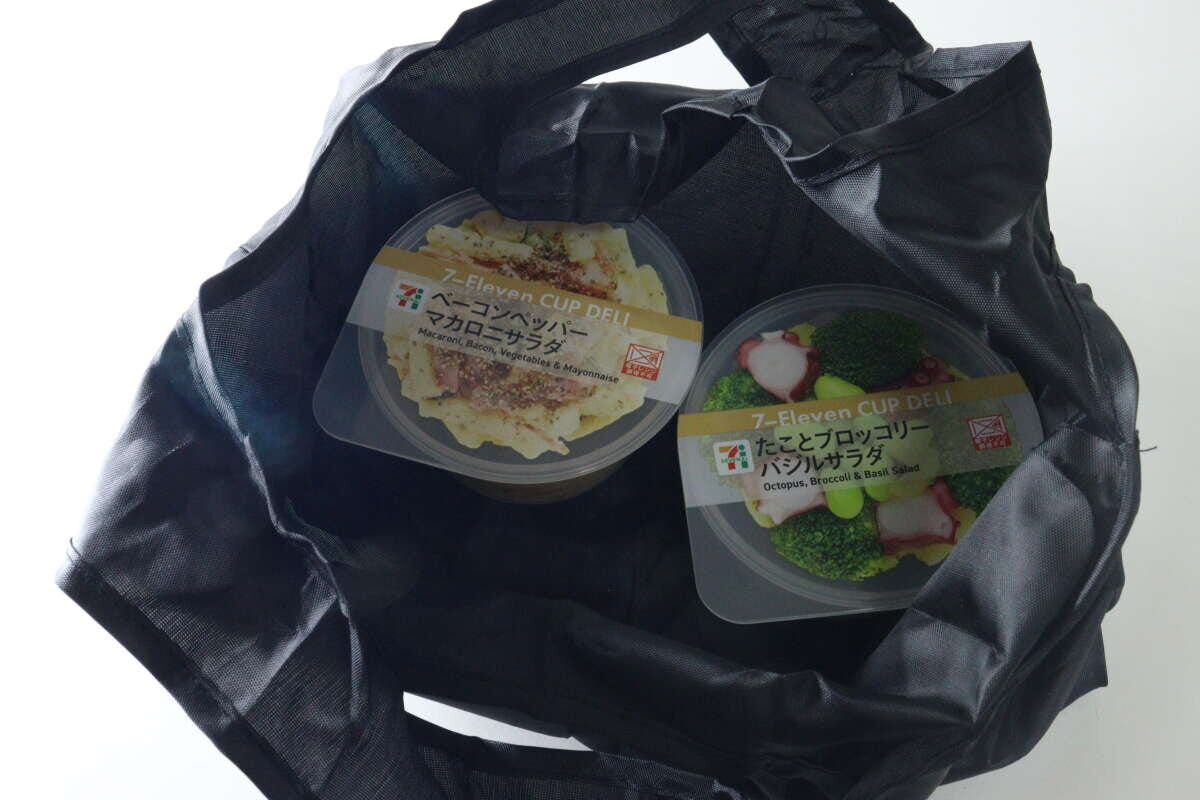 広げたエコバッグにコンビニのカップデリ2つを入れた様子