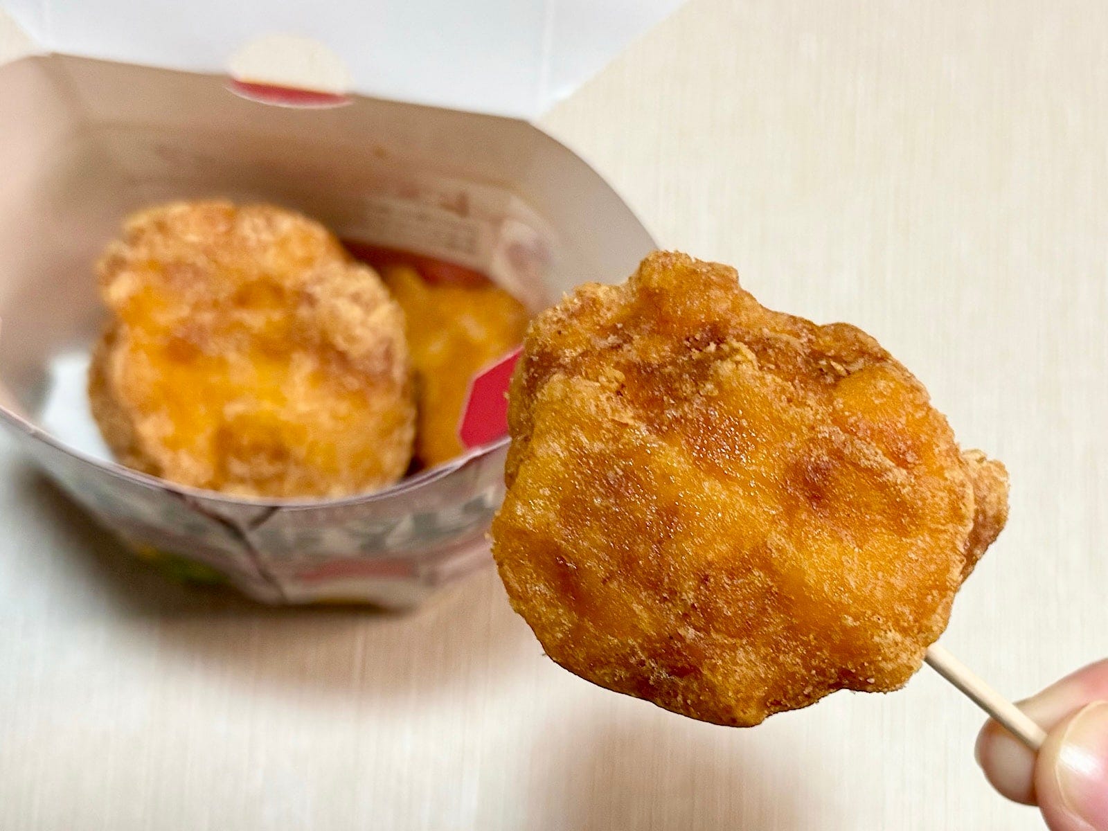 花椒やカルダモンなどのスパイスが効いたからあげクンがクセになる！