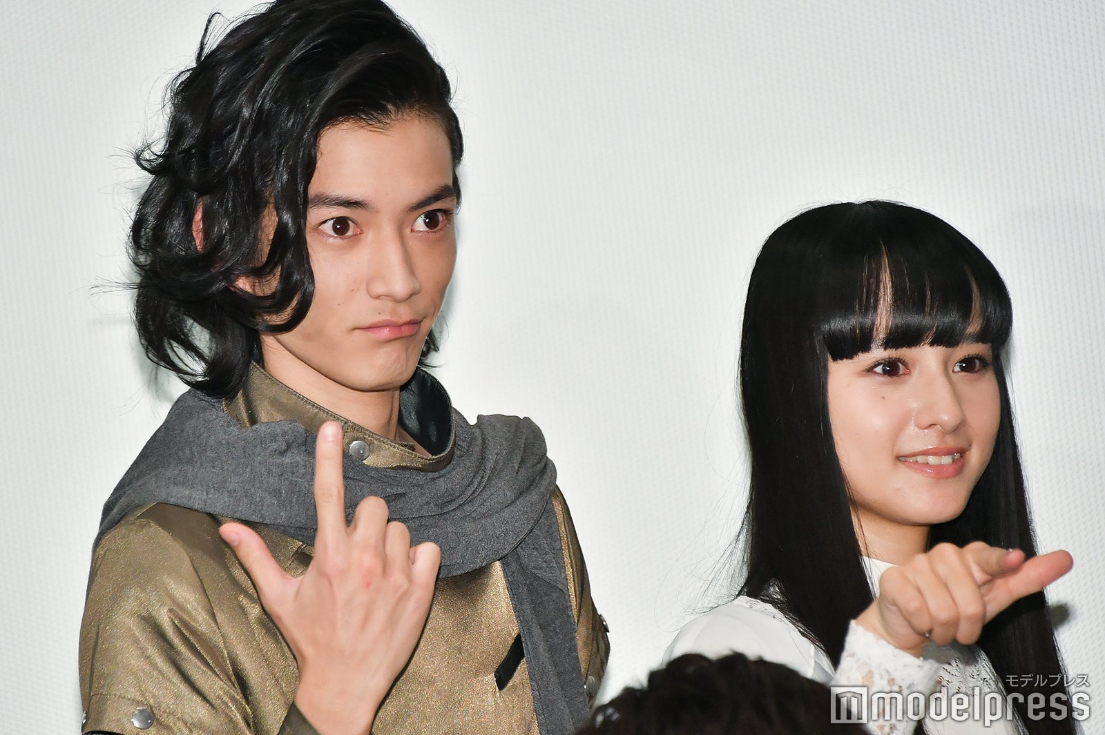 “アルトじゃないと”ポーズを求められるも、1人我が道をゆくウォズ（渡邊圭祐）（C）モデルプレス