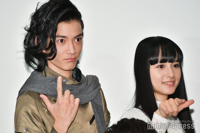 “アルトじゃないと”ポーズを求められるも、1人我が道をゆくウォズ(渡邊圭祐)(C)モデルプレス