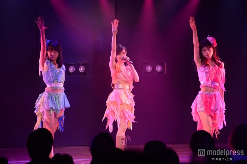 ライブの様子（C）AKS