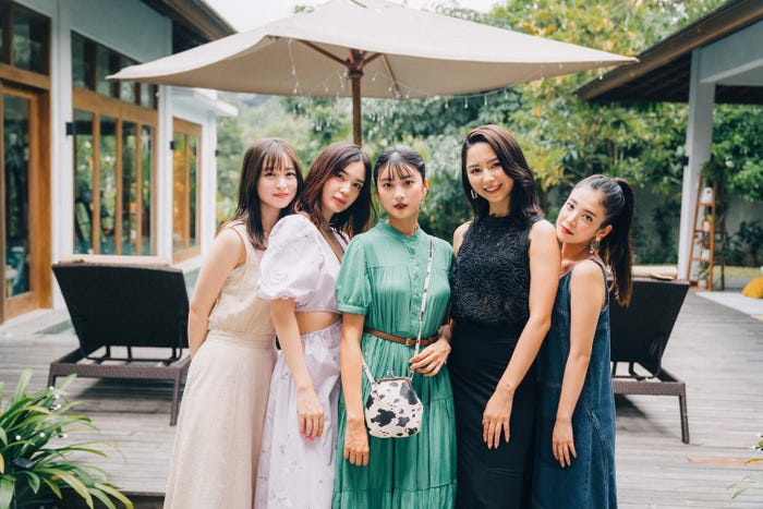(左から)海津雪乃、矢ヶ部初音、井上瞳、ヴァッツ美良、谷岡美沙紀「LOVE CATCHER Japan」(C)CJ ENM CO., LTD. All Rights Reserved(C)AbemaTV,Inc.