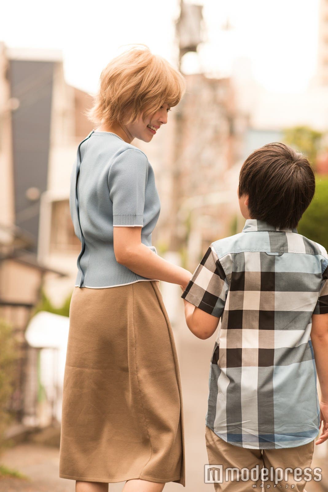 手をつないで歩く2人(左から)益若つばさ、りおんくん(C)モデルプレス