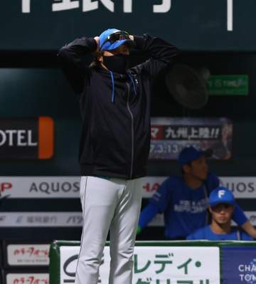 日本ハム痛恨逆転負けで初戦落とす 12球団最多失策の弱点露呈・・・悪夢の四回、守乱で5失点 一塁・柴田悪送球、左翼・郡司が痛恨落球 日本S進出へあと5勝変わらず