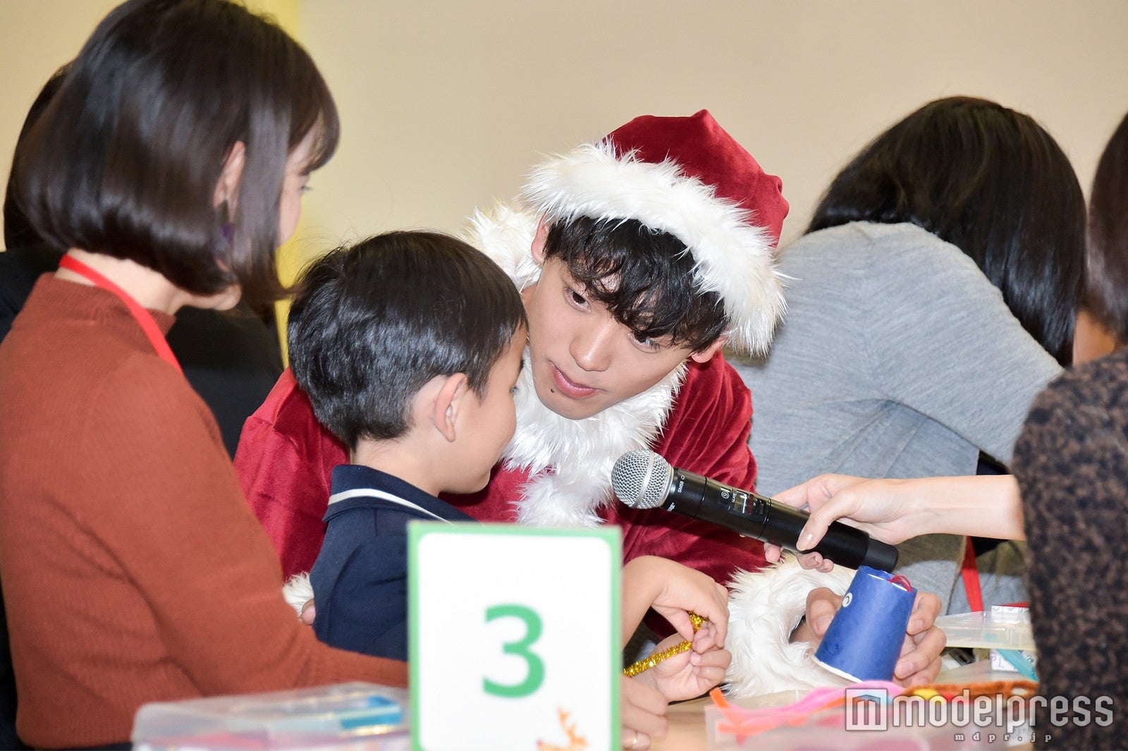 幼稚園児に優しく話しかける竹内涼真（C）モデルプレス