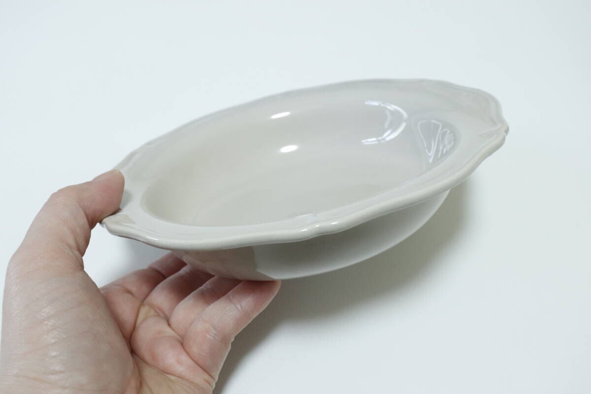 ダイソーのパスタボウル（フラワーシェイプ、GY、19cm）のビジュアル