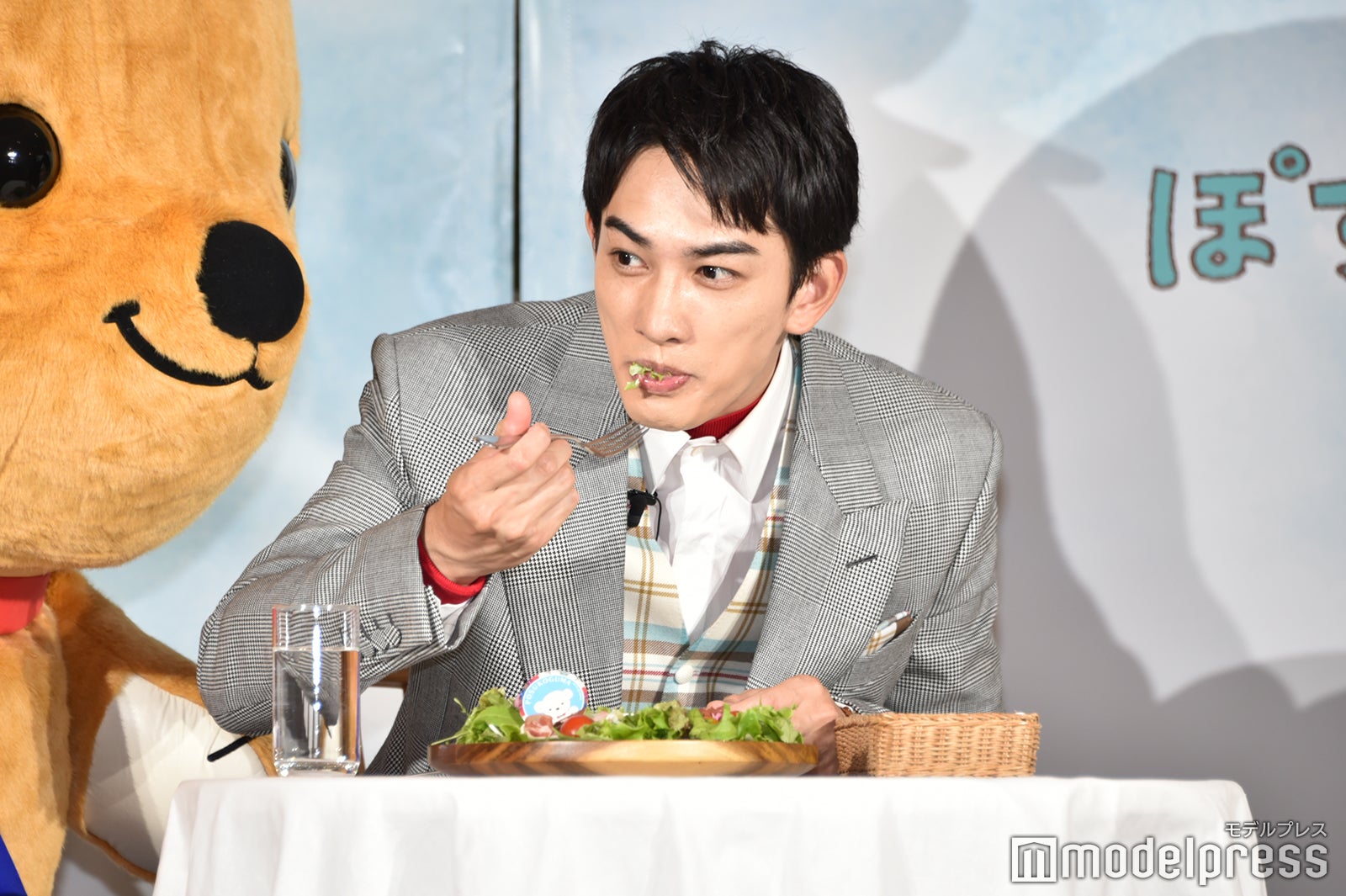 サラダがはみ出た町田啓太（C）モデルプレス